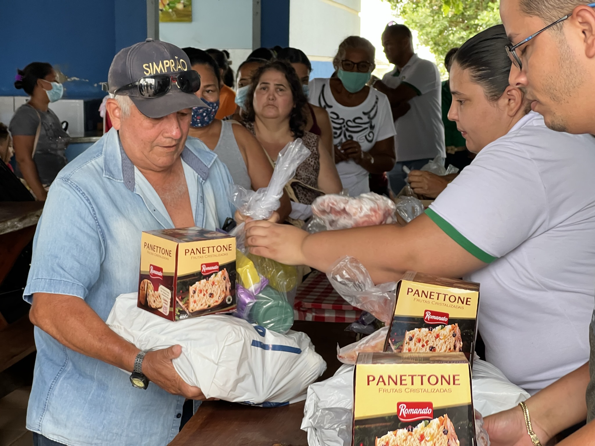 Prefeitura distribui mais de  cestas de Natal para a população de  Diamantino - Prefeitura de Diamantino