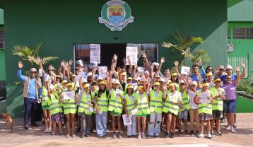 Crianças e profissionais da saúde mobilizam Diamantino no combate à dengue